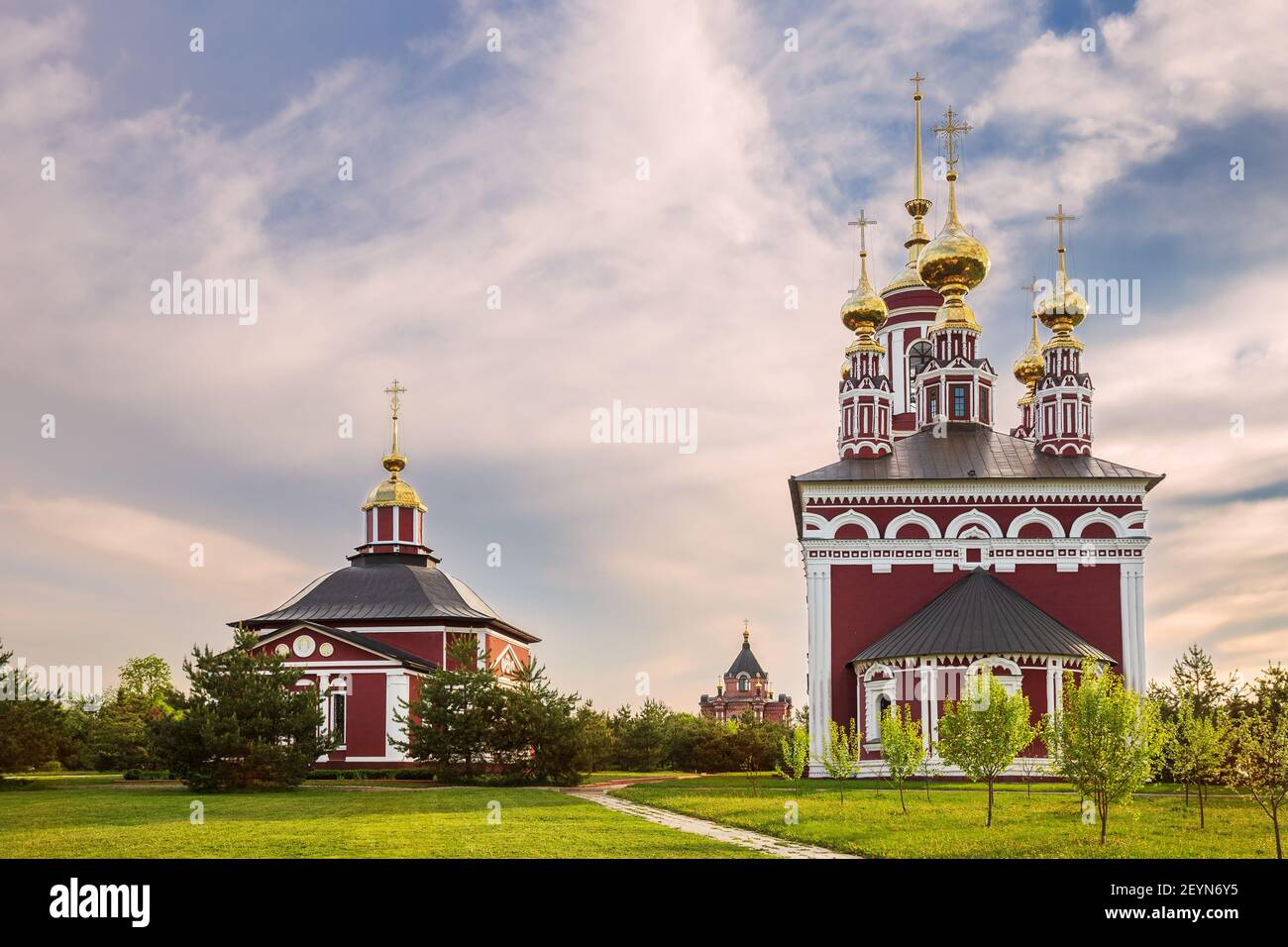 Le complexe de Temple de Mikhaly, à la périphérie de Suzdal, se compose de trois églises - Michael l'Archange, Saints Florus et Laurus, Alexandre Nevsky. G Banque D'Images