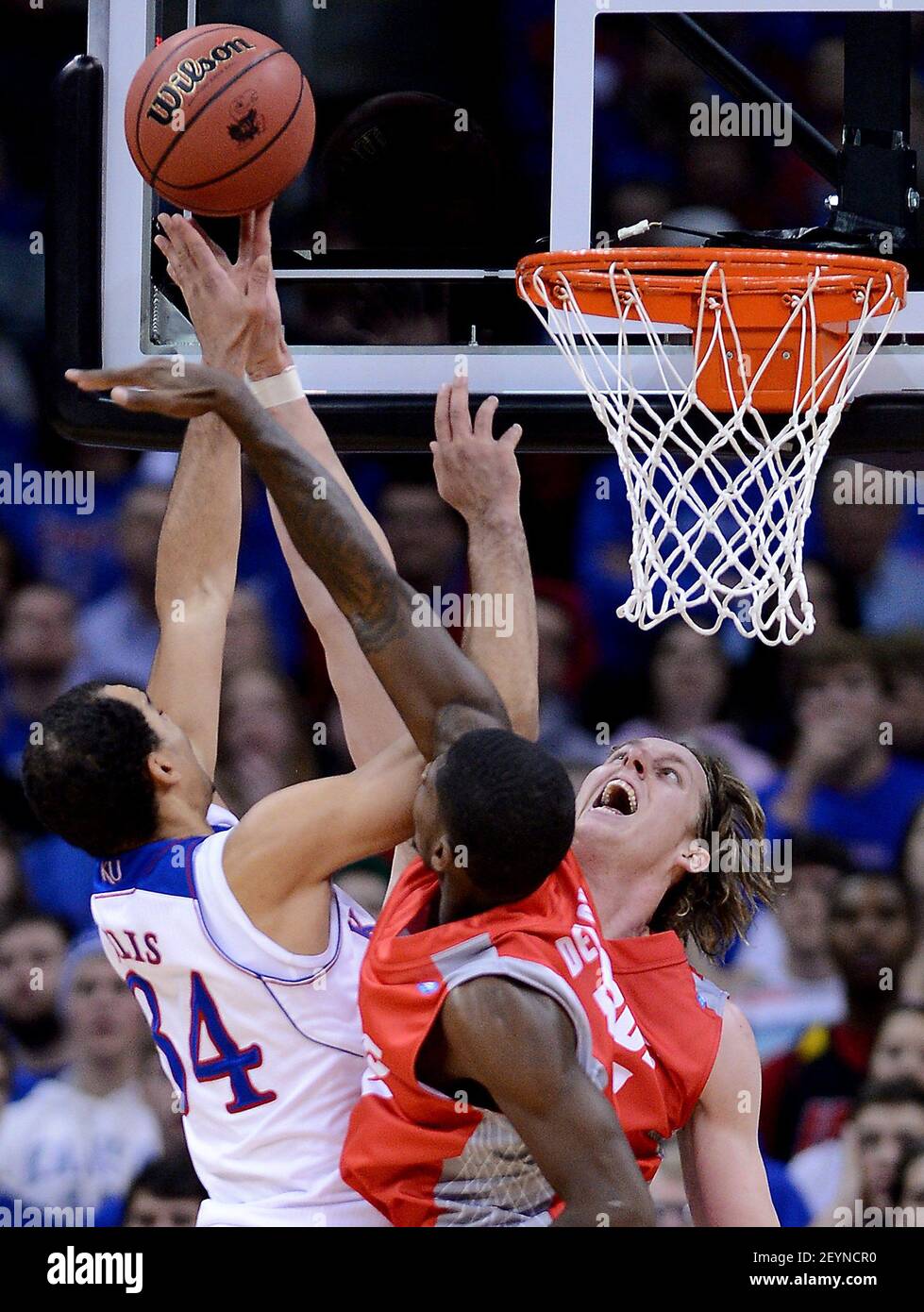 Perry Ellis, du Kansas, tente de tirer sur Cameron Bairstow (à l'arrière) et Deshawn Delaney, du Nouveau-Mexique, au cours de la première moitié au Sprint Center de Kansas City, le samedi 14 décembre 2013. Le Kansas a battu le Nouveau-Mexique, de 80 à 63. (Photo de Rich Sugg/Kansas City Star/MCT/Sipa USA) Banque D'Images