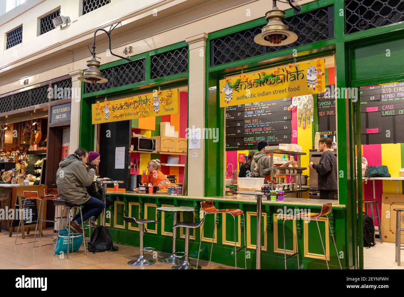 Newcastle upon Tyne/UK - 8 janvier 2020 : restaurant indien snack Wallah dans le marché de Grainger avec des personnes qui mangent et servent Banque D'Images