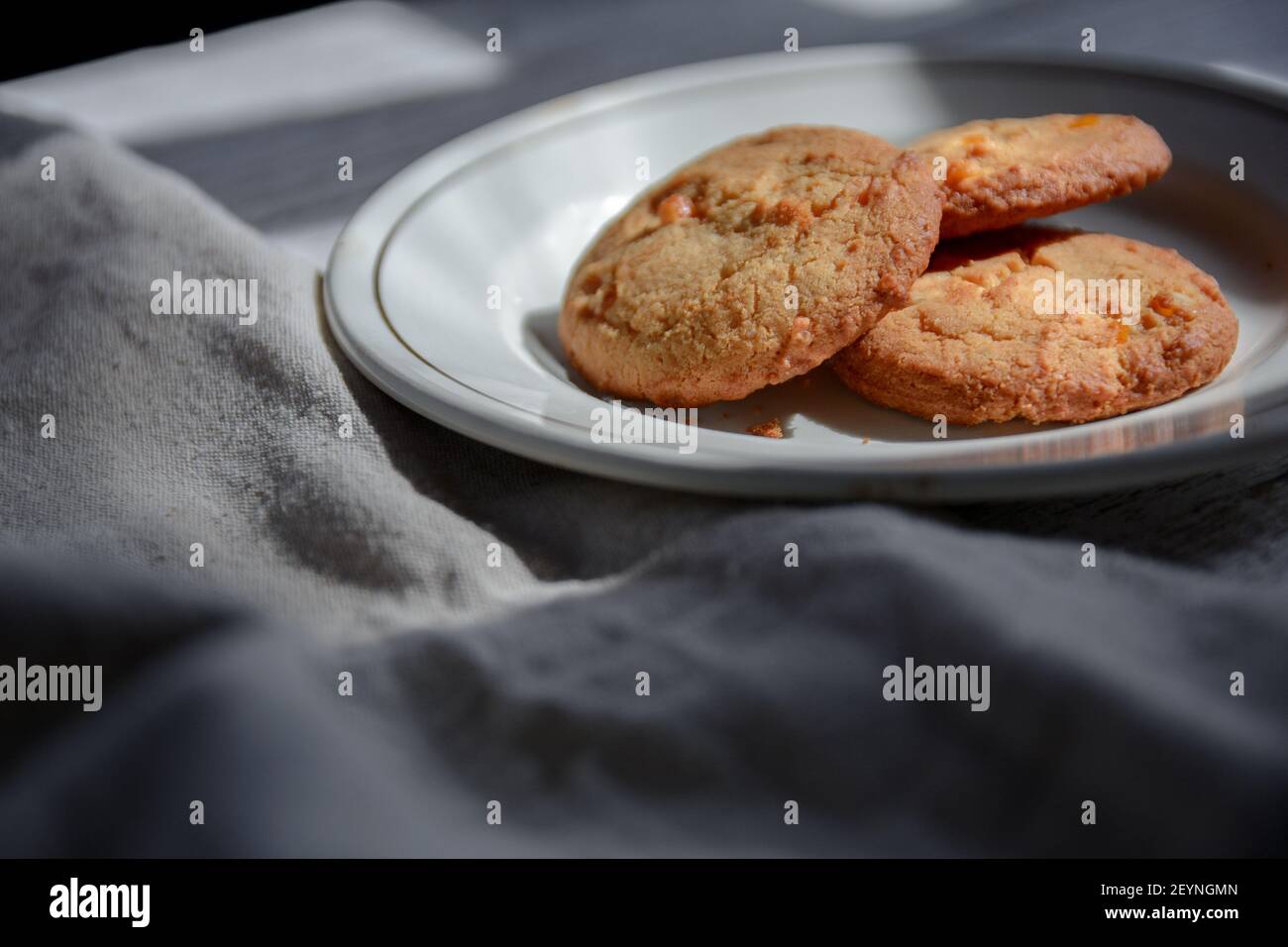 Petits Gateaux Aux Flocons D Avoine Pour Le Petit Dejeuner Sur Une Assiette Blanche Petit Dejeuner Sain Nappe Froisses Photo Stock Alamy Petits Gateaux Aux Flocons D Avoine Pour Le Petit Dejeuner Sur Une Assiette Blanche Petit Dejeuner Sain Nappe Froisses Photo Stock Alamy