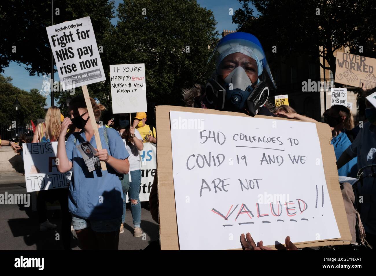 LONDRES - 29 JUILLET 2020 : les travailleurs du NHS marchent de l'hôpital St Thomas à Downing Street pour applaudir Boris Johnson et le gouvernement au sujet des réductions de salaire Banque D'Images