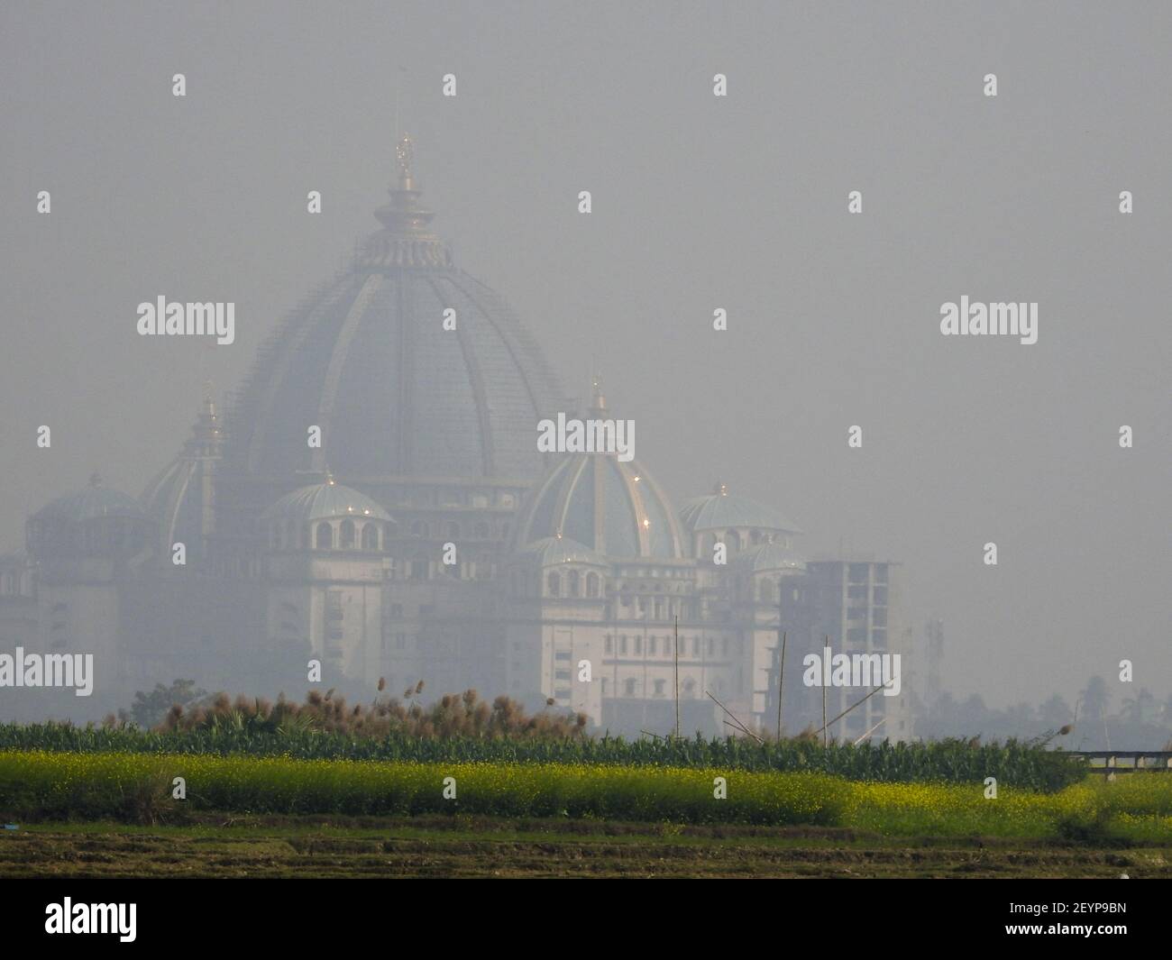 Une photo du Temple du Planétarium védique à Mayapur visible à travers le brouillard dense Banque D'Images