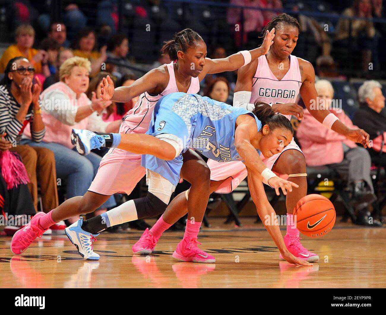 Georgia Tech Players Sydney Wallace, à gauche, et Tyaunna Marshall, à droite, remonter le garde de Caroline du Nord Latifah Coleman avec une double équipe pendant la deuxième moitié à Atlanta, Géorgie, le dimanche 10 février 2013. Coleman a été en mesure de maintenir sa possession et de faire une faute. La Caroline du Nord a battu Georgia Tech, 60-58. (Photo de Curtis Compton/Atlanta Journal-Constitution/MCT/Sipa USA) Banque D'Images