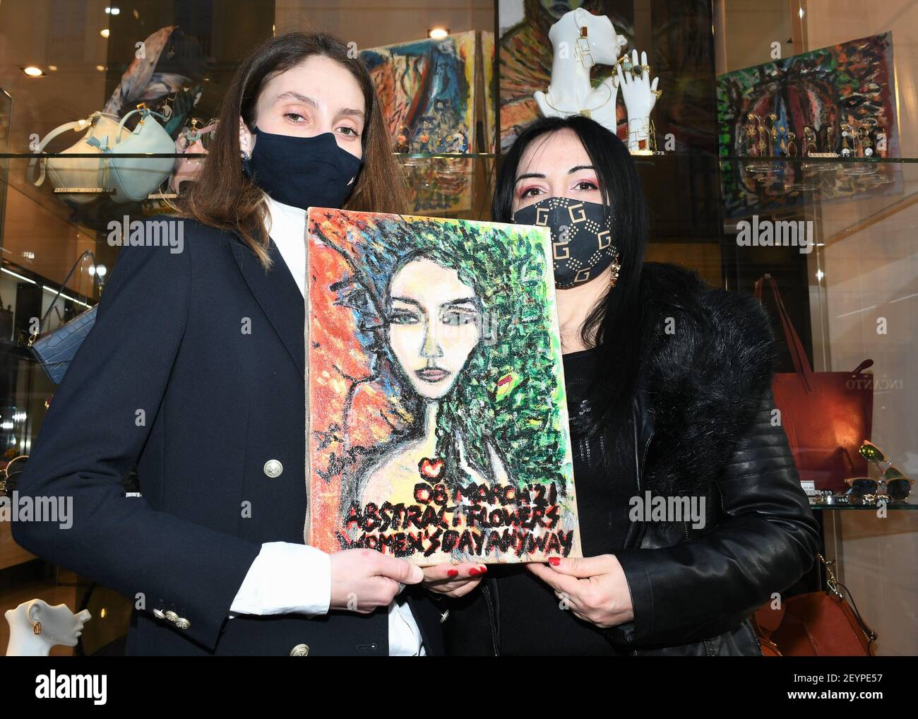 Milan, Italie. 06e mars 2021. Milanoo, Italie l'art de la Journée des femmes dans des masques faits avec les peintures de Roberto de WAN faites avec le thème des femmes. Dans la photo: Helga Beda modèle, Letizia Bonelli avec un tableau de Roberto de WAN crédit: Agence de photo indépendante/Alay Live News Banque D'Images