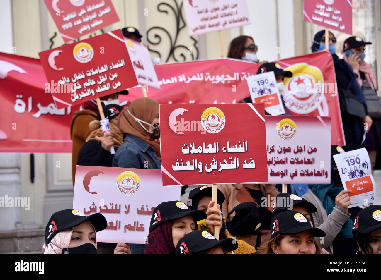 Les manifestants tiennent des pancartes pendant la manifestation.Revive les activités de la Journée internationale de la femme correspondant au 8 mars, et afin de pousser l'État tunisien à ratifier la Convention No 190 de l'Organisation internationale du travail visant à éliminer la violence sur les lieux de travail pour un espace libre de harcèlement et de violence à l'égard des femmes. Banque D'Images
