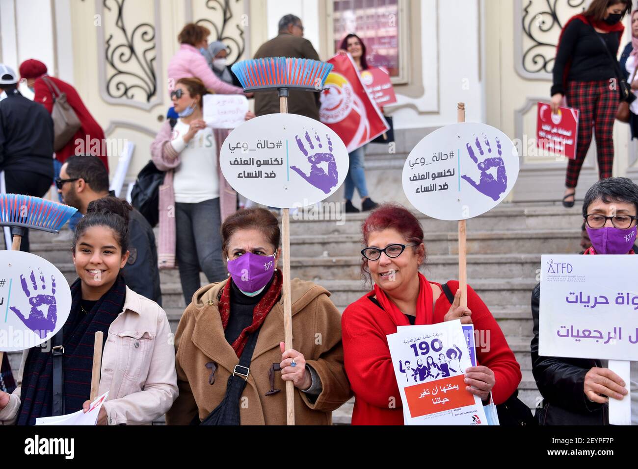 Les manifestants tiennent des pancartes pendant la manifestation.Revive les activités de la Journée internationale de la femme correspondant au 8 mars, et afin de pousser l'État tunisien à ratifier la Convention No 190 de l'Organisation internationale du travail visant à éliminer la violence sur les lieux de travail pour un espace libre de harcèlement et de violence à l'égard des femmes. Banque D'Images