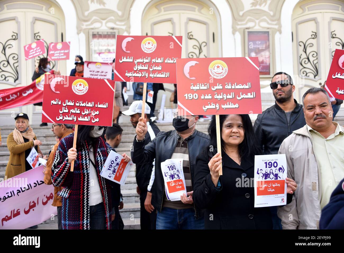 Tunis, Tunisie. 31 mai 2020. Les manifestants tiennent des pancartes pendant la manifestation.Revive les activités de la Journée internationale de la femme correspondant au 8 mars, et afin de pousser l'État tunisien à ratifier la Convention No 190 de l'Organisation internationale du travail visant à éliminer la violence sur les lieux de travail pour un espace libre de harcèlement et de violence à l'égard des femmes. Crédit : Jdidi Wassim/SOPA Images/ZUMA Wire/Alay Live News Banque D'Images