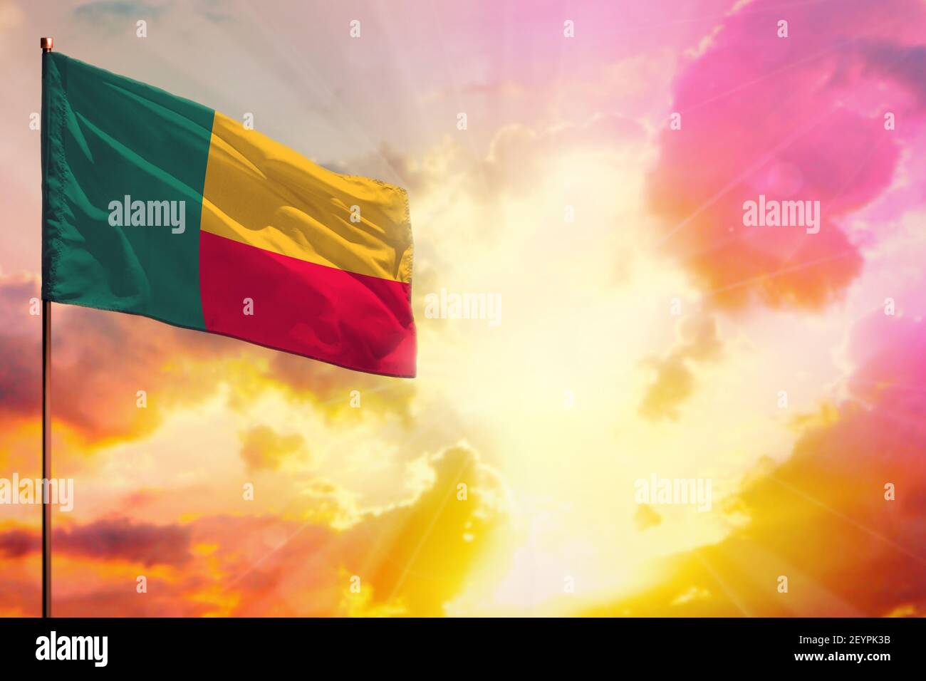 Drapeau du Bénin flottant dans le coin supérieur gauche avec l'endroit pour votre information sur le magnifique coucher de soleil coloré ou le lever du soleil fond. Banque D'Images Drapeau du Bénin flottant dans le coin supérieur gauche avec l'endroit pour votre information sur le magnifique coucher de soleil coloré ou le lever du soleil fond. Banque D'Images