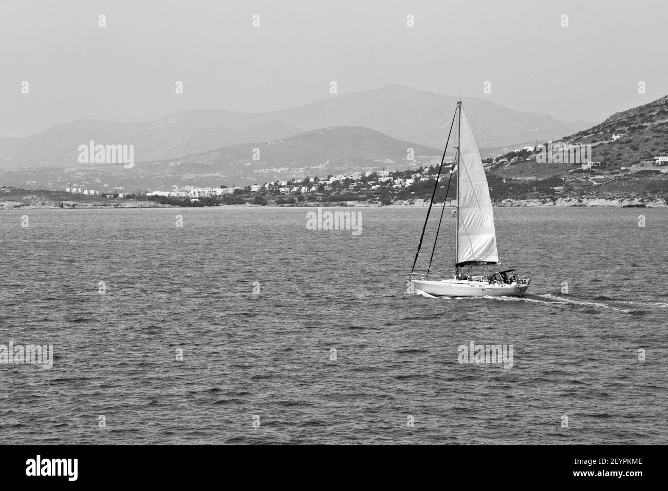 Voile près de la colline et des rochers sur la plage d'été à europe grèce île de santorin Banque D'Images