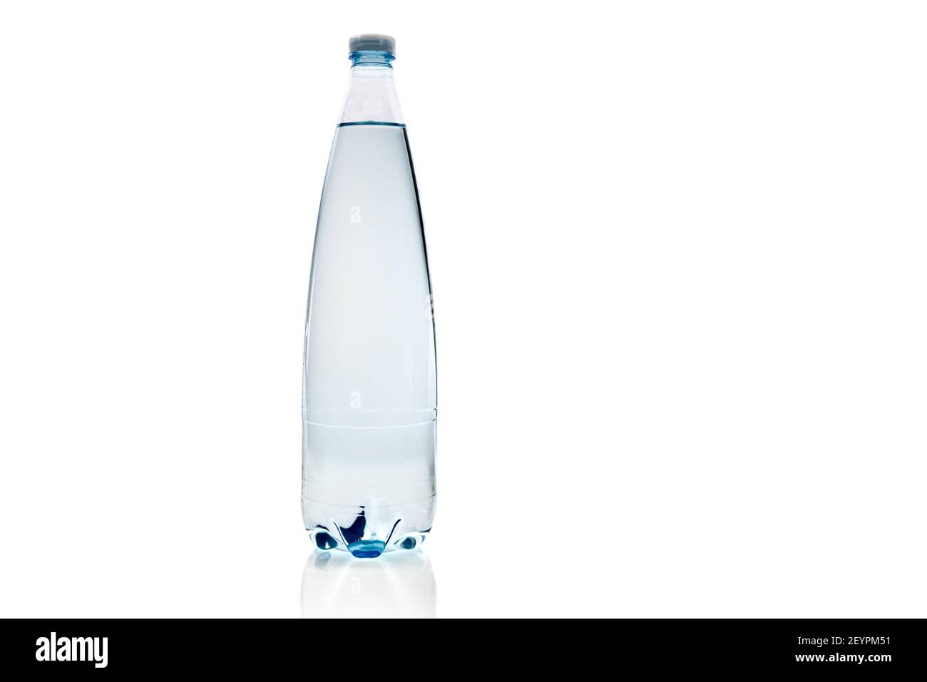 bouteille d'eau en plastique avec réflexion isolée sur fond blanc, espace de copie Banque D'Images