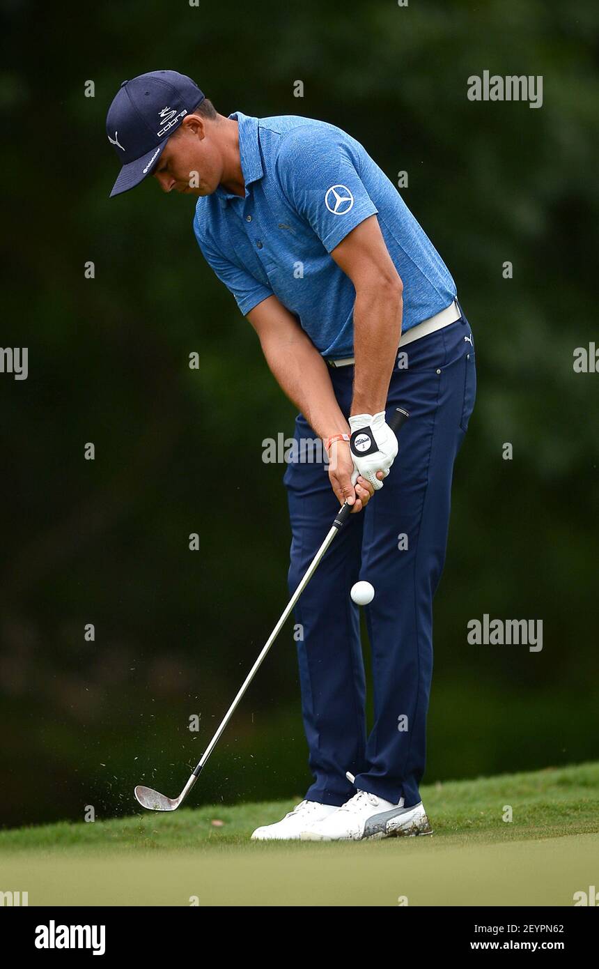 Rickie Fowler joue son ballon sur le 13ème green lors du deuxième tour du championnat PGA au Quail Hollow Club le vendredi 11 août 2017 à Charlotte, en Caroline du Nord (Photo de Jeff Siner/Charlotte observer/TNS/Sipa USA) *** Veuillez utiliser le crédit du champ de crédit *** Banque D'Images