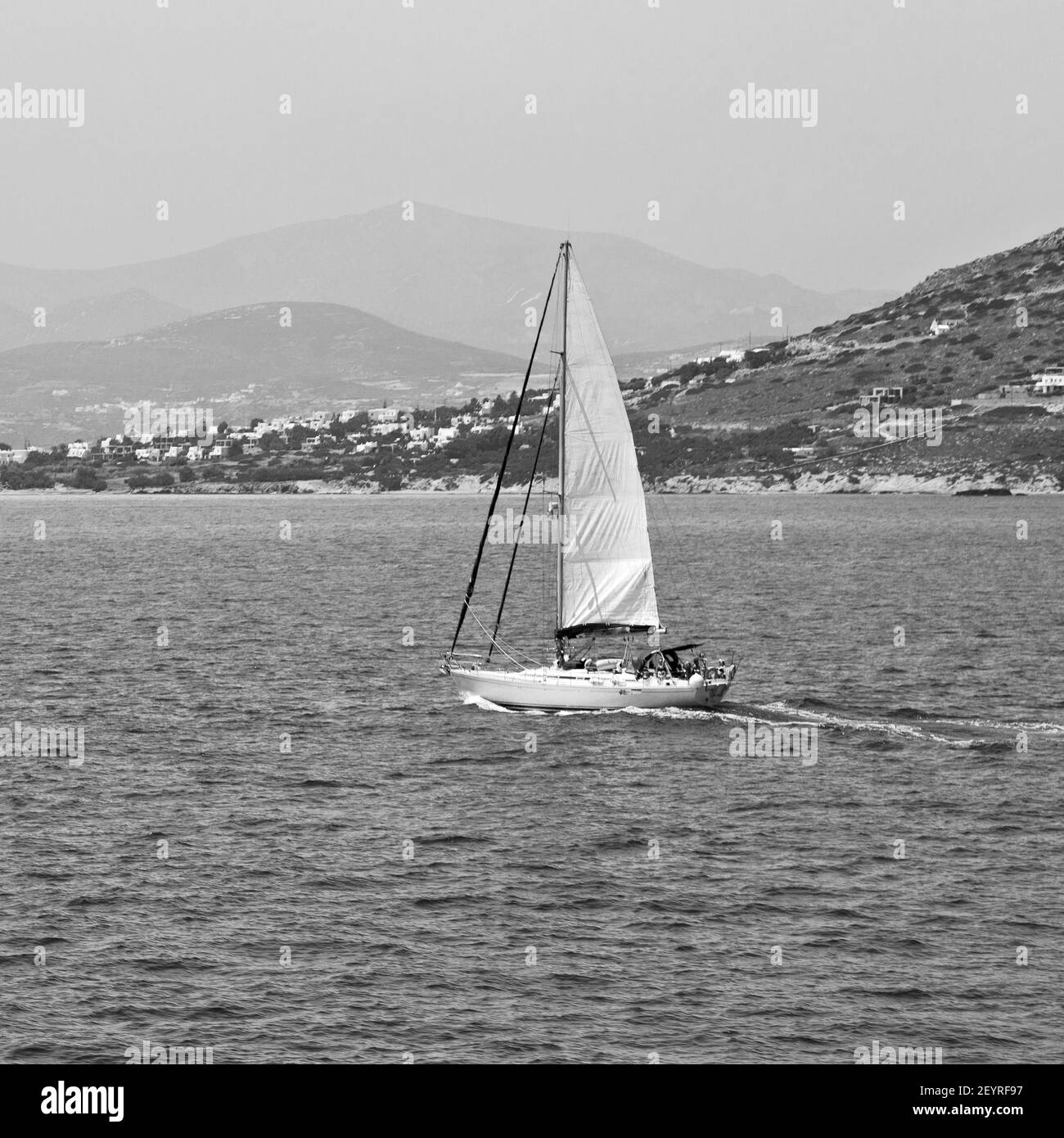 Voile près de la colline et des rochers sur la plage d'été à europe grèce île de santorin Banque D'Images