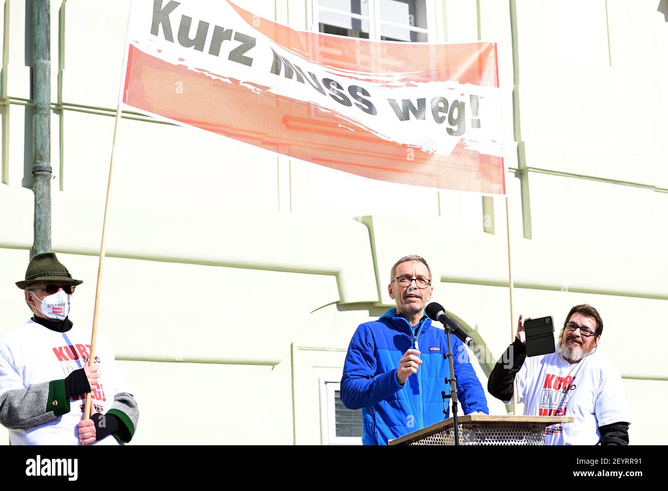 Vienne, Autriche. 6th mars 2021. Ce samedi, les opposants aux mesures de Corona reprendront dans la rue. A Vienne, sur 36 manifestations enregistrées sur divers sujets, douze ont été interdites samedi, a déclaré la police vendredi après-midi. Démonstration non autorisée à grande échelle à Vienne sur l'anneau intérieur. Bannière avec l'inscription « Kurz (Chancelier fédéral) must Go ». La photo montre Herbert Kickl (FPÖ). Crédit : Franz PERC/Alay Live News Banque D'Images