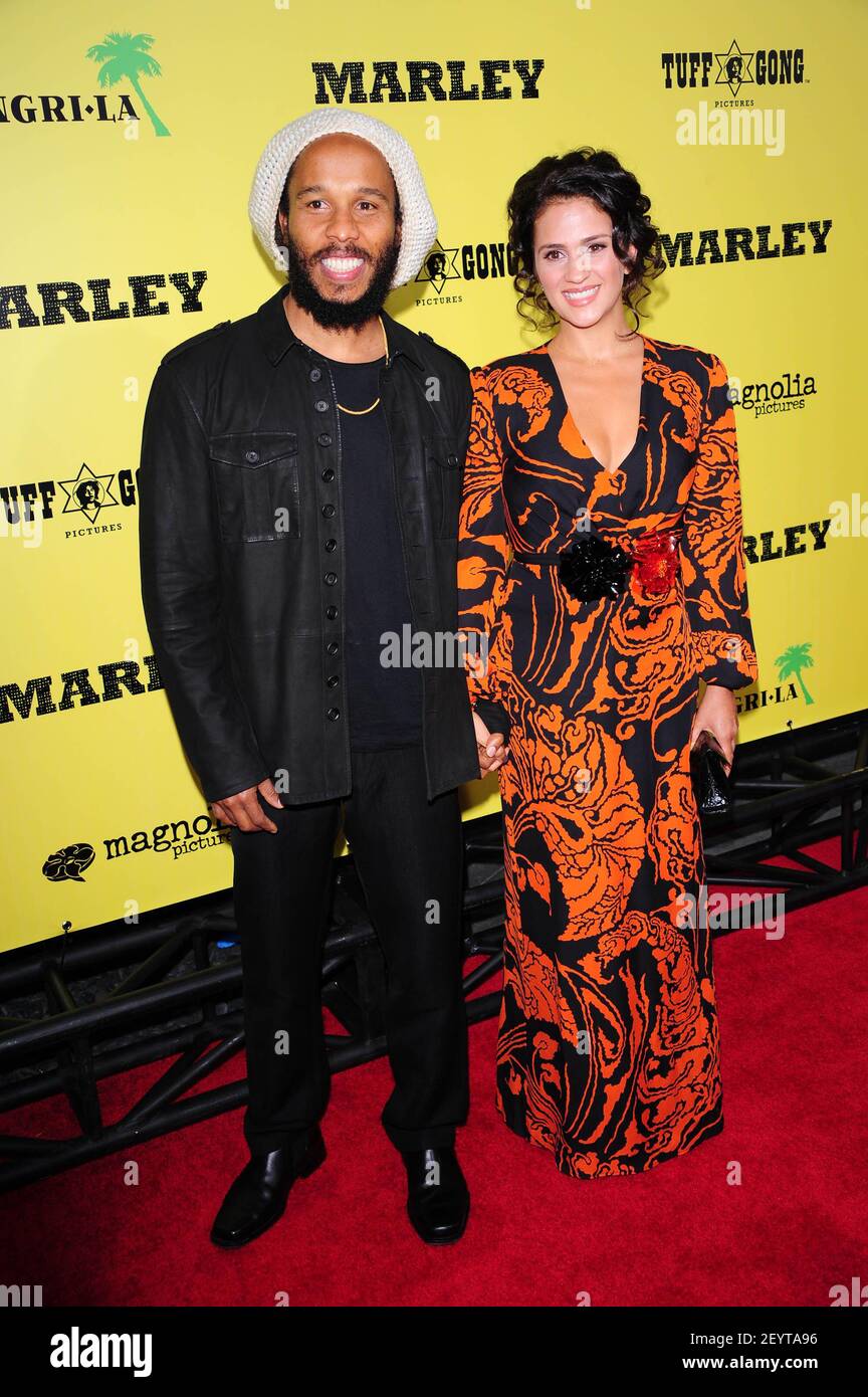 Ziggy Marley et sa femme Orly. 17 avril 2012, Hollywood, Californie. La première de 'marley' à Los Angeles a eu lieu au Dome à ArcLight Hollywood. Crédit photo: Giulio Marcocchi/Sipa USA. Banque D'Images