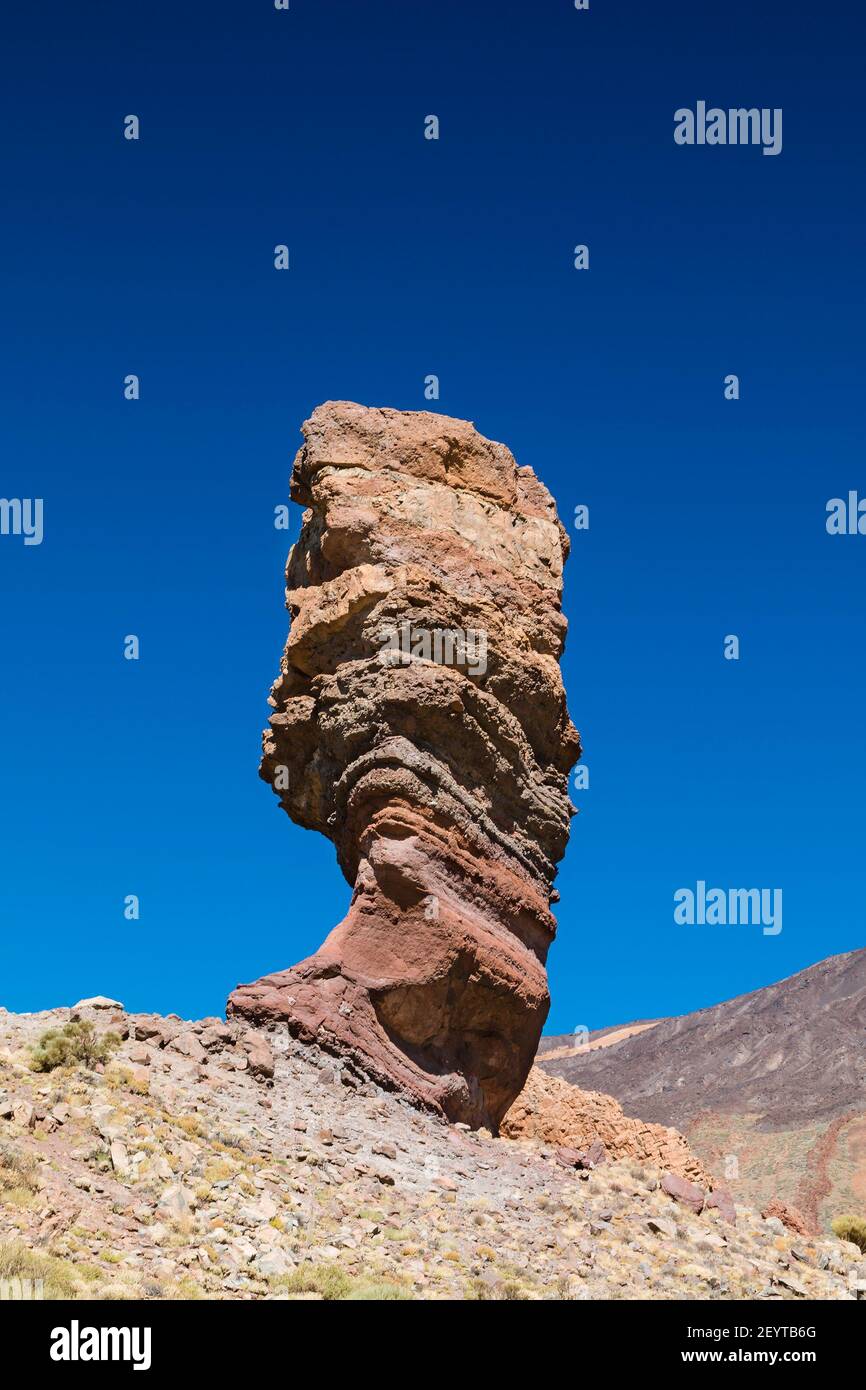 La célèbre Roque Cinchado à Ténérife, en Espagne avec le ciel bleu en arrière-plan. Banque D'Images