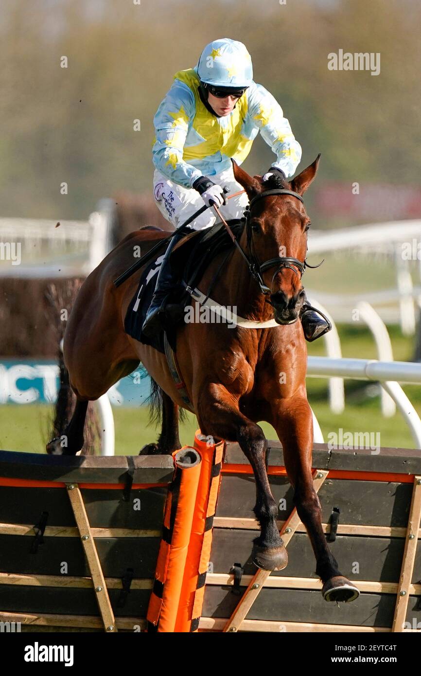 Harry Bannister Riding Millers Bank clear le dernier à gagner l'obstacle BetVictor handicap à l'hippodrome de Newbury. Date de la photo: Samedi 6 mars 2021. Banque D'Images