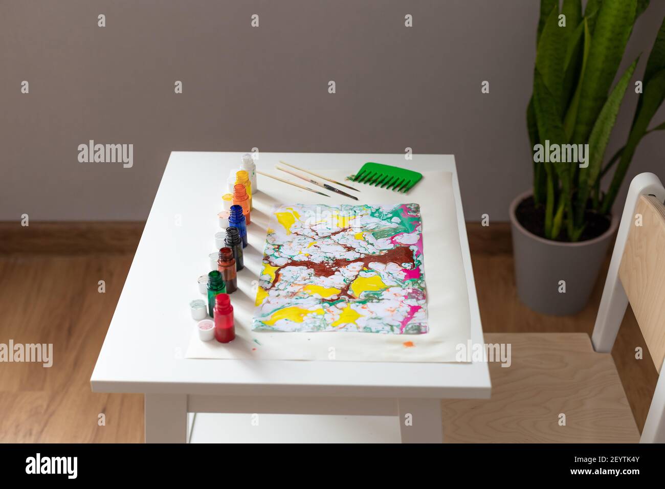 Tableau avec peintures et outils pour dessiner dans la technique d'Ebru Banque D'Images