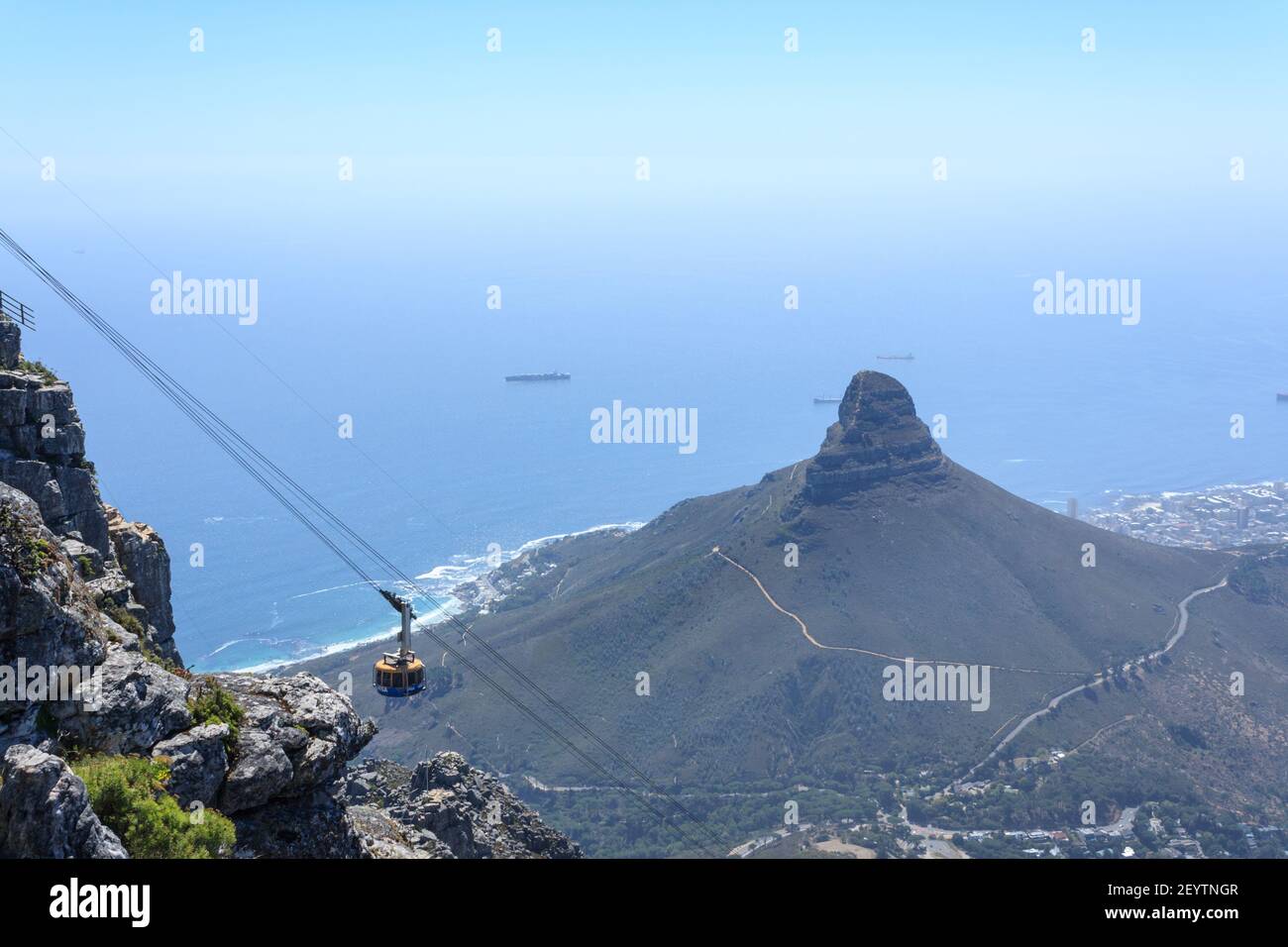 Vue panoramique de Lion's Head et téléphérique depuis le Terminus du téléphérique de Table Mountain, le Cap, le Cap occidental, Afrique du Sud Banque D'Images