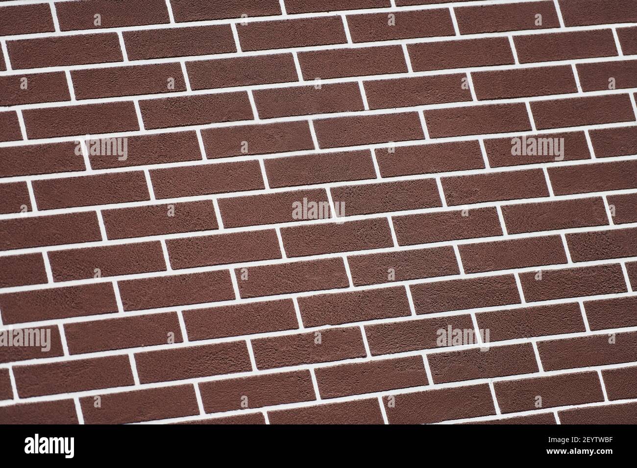 Mur de briques marron avec motif de lignes de coulis blanches. Arrière-plan de texture de brique abstraite. Extérieur de la nouvelle maison. Style loft. Banque D'Images
