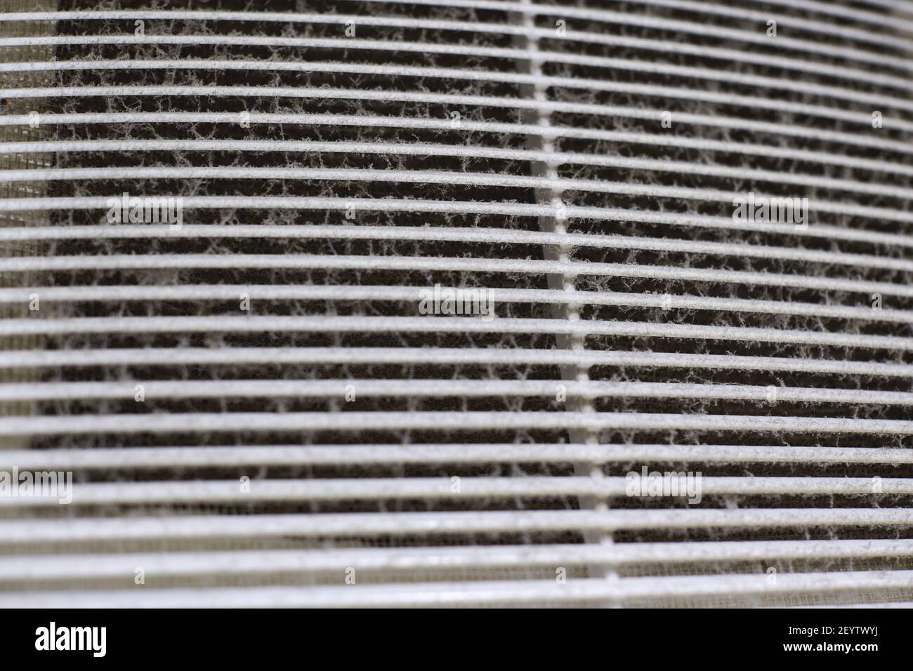 Grille de ventilation d'air extrêmement sale du système de chauffage, ventilation et climatisation avec filtre obstrué par de la poussière, gros plan, macro. Le nettoyage et la désinfection sont nécessaires pour éviter toute accumulation de poussière Banque D'Images