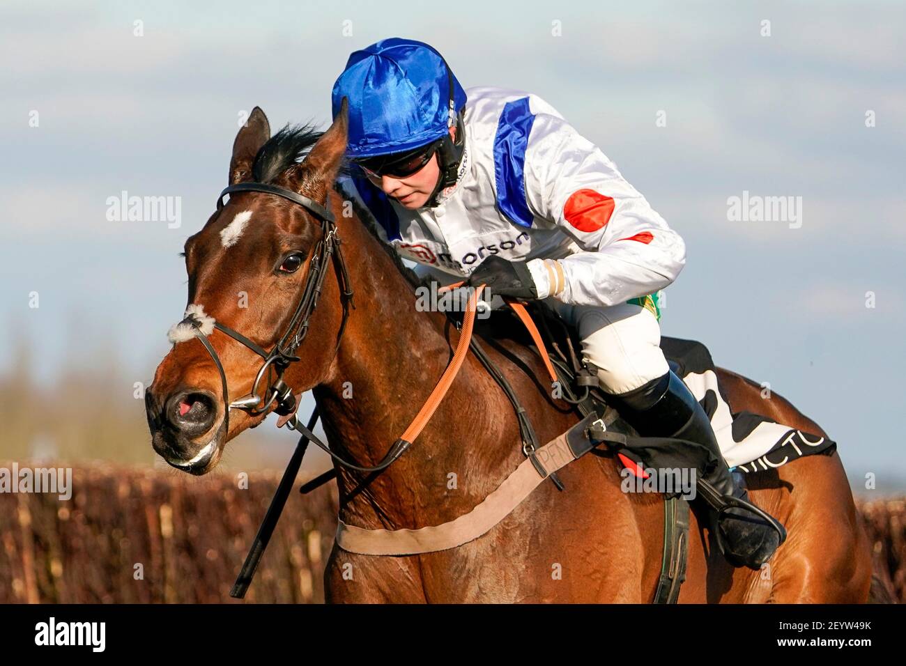 Bryony Frost à cheval Hitman, le dernier à gagner la Chase de BetVictor novices à l'hippodrome de Newbury. Date de la photo: Samedi 6 mars 2021. Banque D'Images