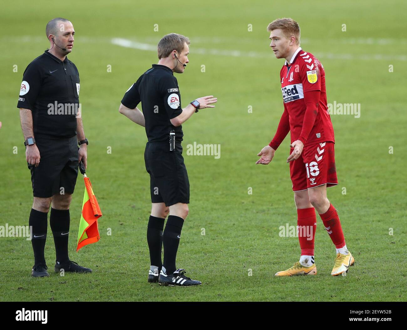 Arbitre Gavin Ward (au centre) parle à Duncan Watmore de Middlesbrough (à droite) avant la mi-temps pendant le match du championnat Sky Bet au stade Liberty, Swansea. Date de la photo: Samedi 6 mars 2021. Banque D'Images