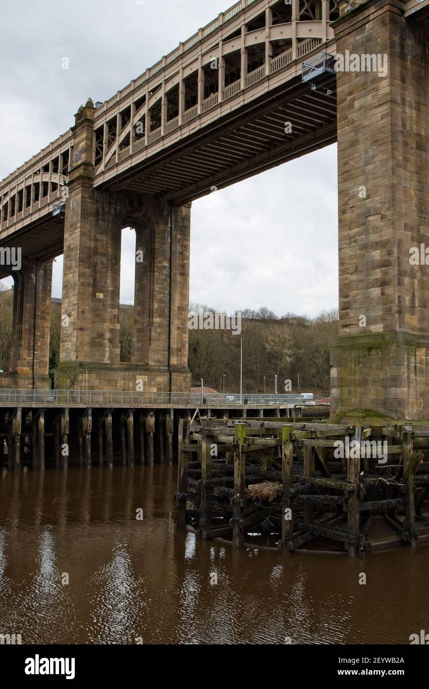 Le High Level Bridge est un pont routier et ferroviaire enjambant la rivière Tyne entre Newcastle upon Tyne et Gateshead en Angleterre du Nord-Est. Banque D'Images