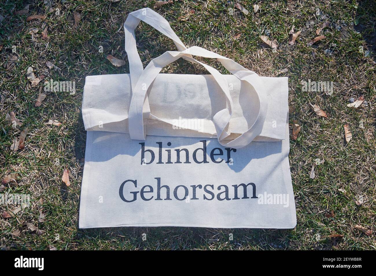 Chur, Suisse. 6. März. Tasche mit der Aufschrift blinder Gehorsam während der Demonstration gegen Corona Massnahmen in Chur. Banque D'Images