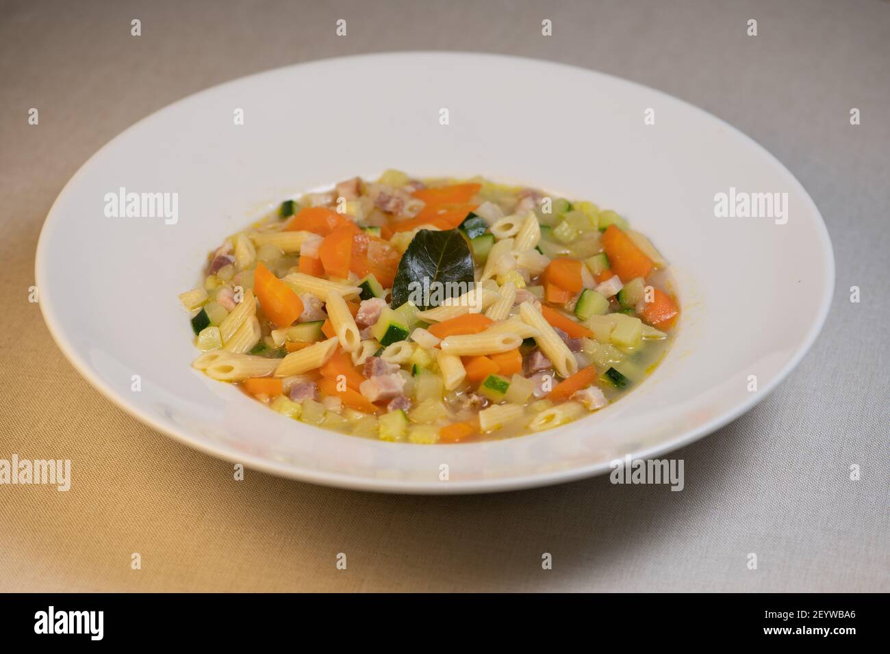 Soupe de légumes frais et pâtes dans un bol blanc Banque D'Images
