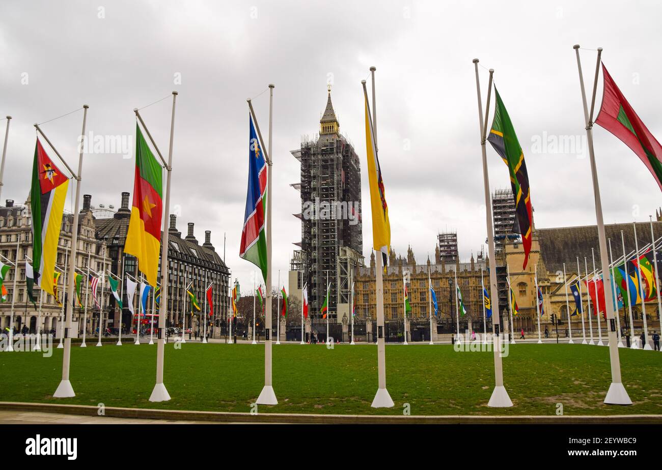 Vue sur Big Ben et les drapeaux nationaux installés sur la place du Parlement à Londres, avant le jour du Commonwealth. La célébration annuelle du Commonwealth a lieu le 8 mars 2021, et des commémorations ont lieu pratiquement cette année à la lumière de la pandémie du coronavirus. Banque D'Images