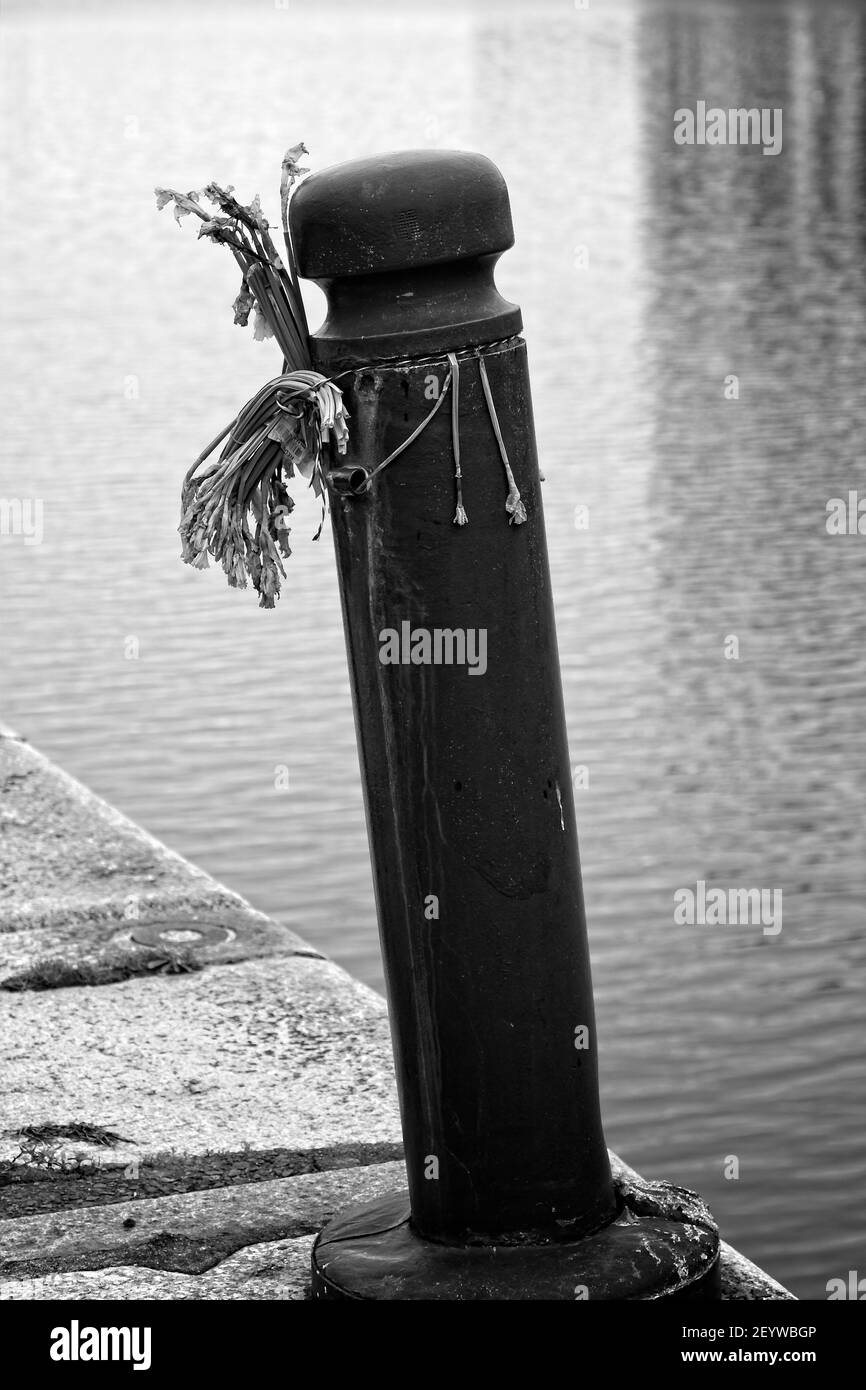 Flétrissement de fleurs coupées mortes liées à un poste sur le quai de la rivière Tyne marquant le point d'une tragédie. Banque D'Images