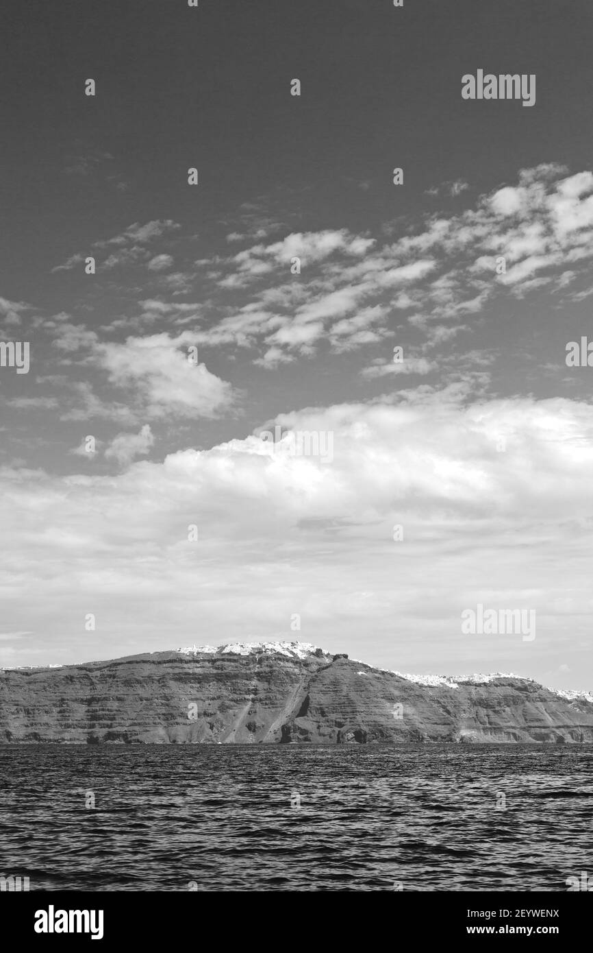 Colline et rochers sur la plage d'été en europe grèce île de santorin Banque D'Images