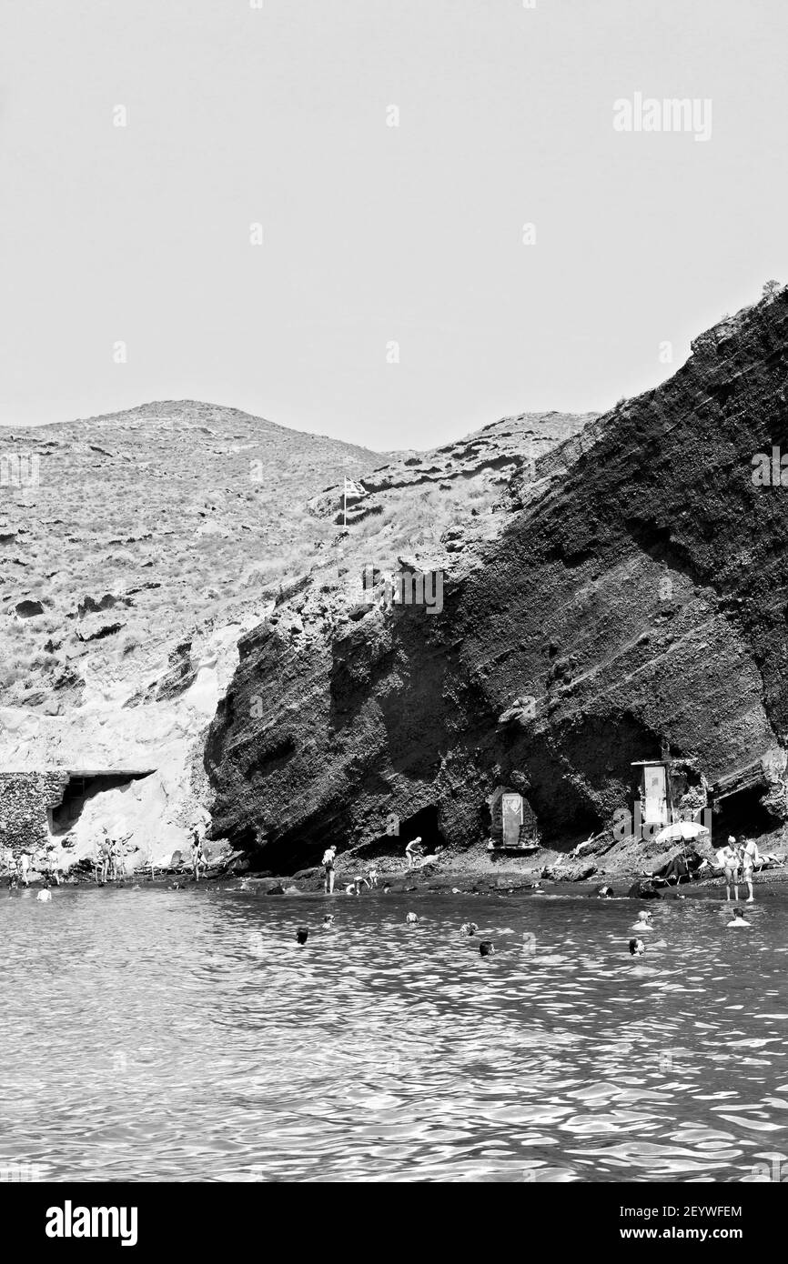 Colline et rochers sur la plage d'été en europe grèce île de santorin Banque D'Images
