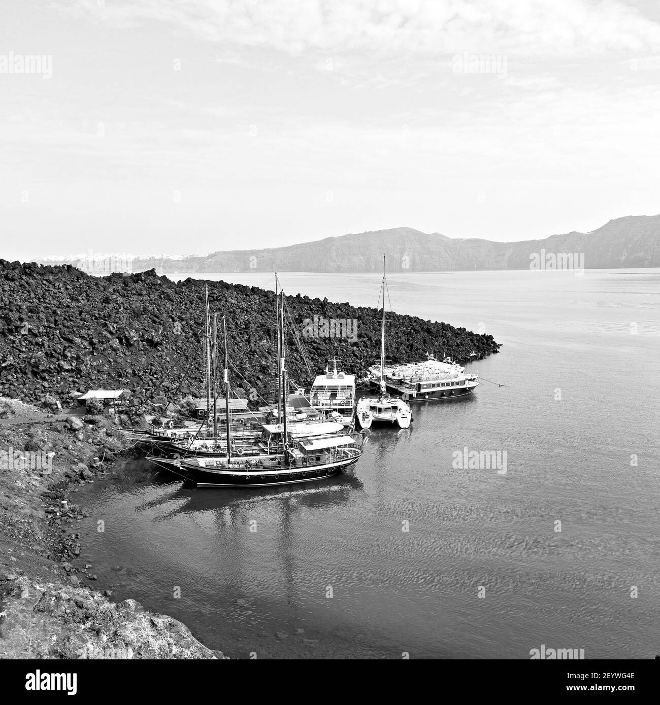 Colline et rochers sur la plage d'été en europe grèce île de santorin Banque D'Images