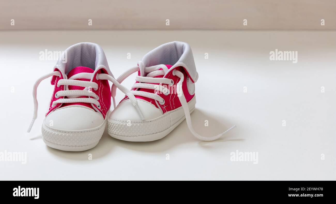Chaussures De Sport Pour Bebe Fille Sur Fond Blanc Baskets Roses De Petite Taille Pour Enfant Cache Chaussettes En Toile Vue Rapprochee Espace Modele D Invitation De Carte Photo Stock Alamy