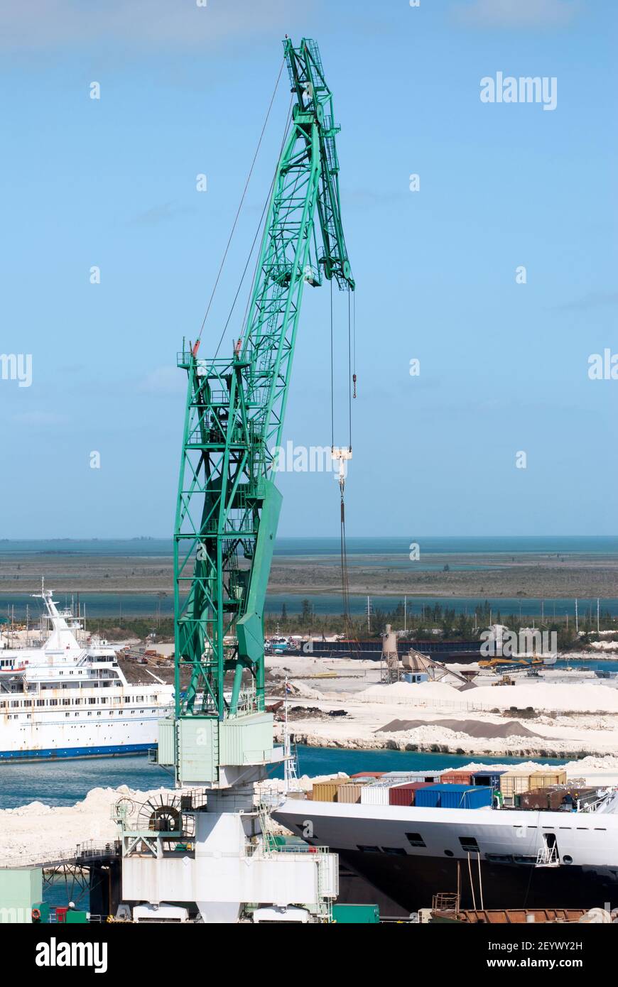 Grande grue portuaire suspendue au-dessus du bateau de croisière à Freeport sur l'île de Grand Bahama. Banque D'Images