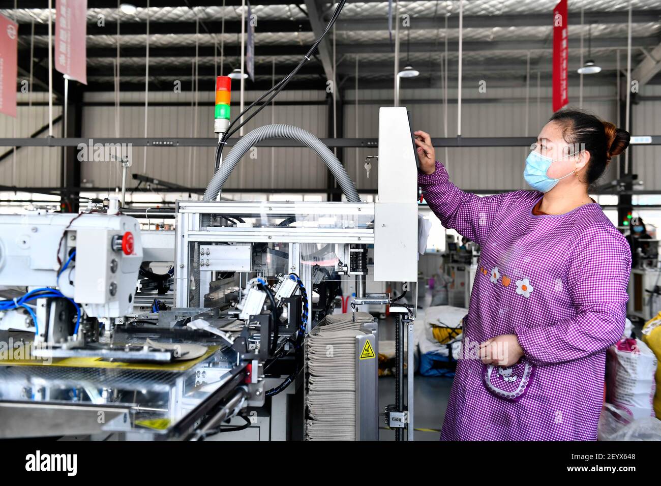 (210306) -- JIAOZHOU, 6 mars 2021 (Xinhua) -- UN travailleur surveille un équipement de fabrication de chapeaux dans la ville de Ligezhuang, à Jiaozhou, dans la province de Shandong, en Chine orientale, le 4 mars 2021. Au cours des 30 dernières années, Ligezhuang Town, une importante base de fabrication et un centre de collecte et de distribution proposant des produits liés au chapeau, a réalisé une mise à niveau industrielle, fournissant un service unique aux acheteurs du monde entier. Du petit atelier au cluster de fabrication avec une production standardisée, l'industrie locale des chapeaux a été témoin de l'informatisation et de l'intelligibilité industrielles. Actuellement, il y a plus de 400 M. Banque D'Images