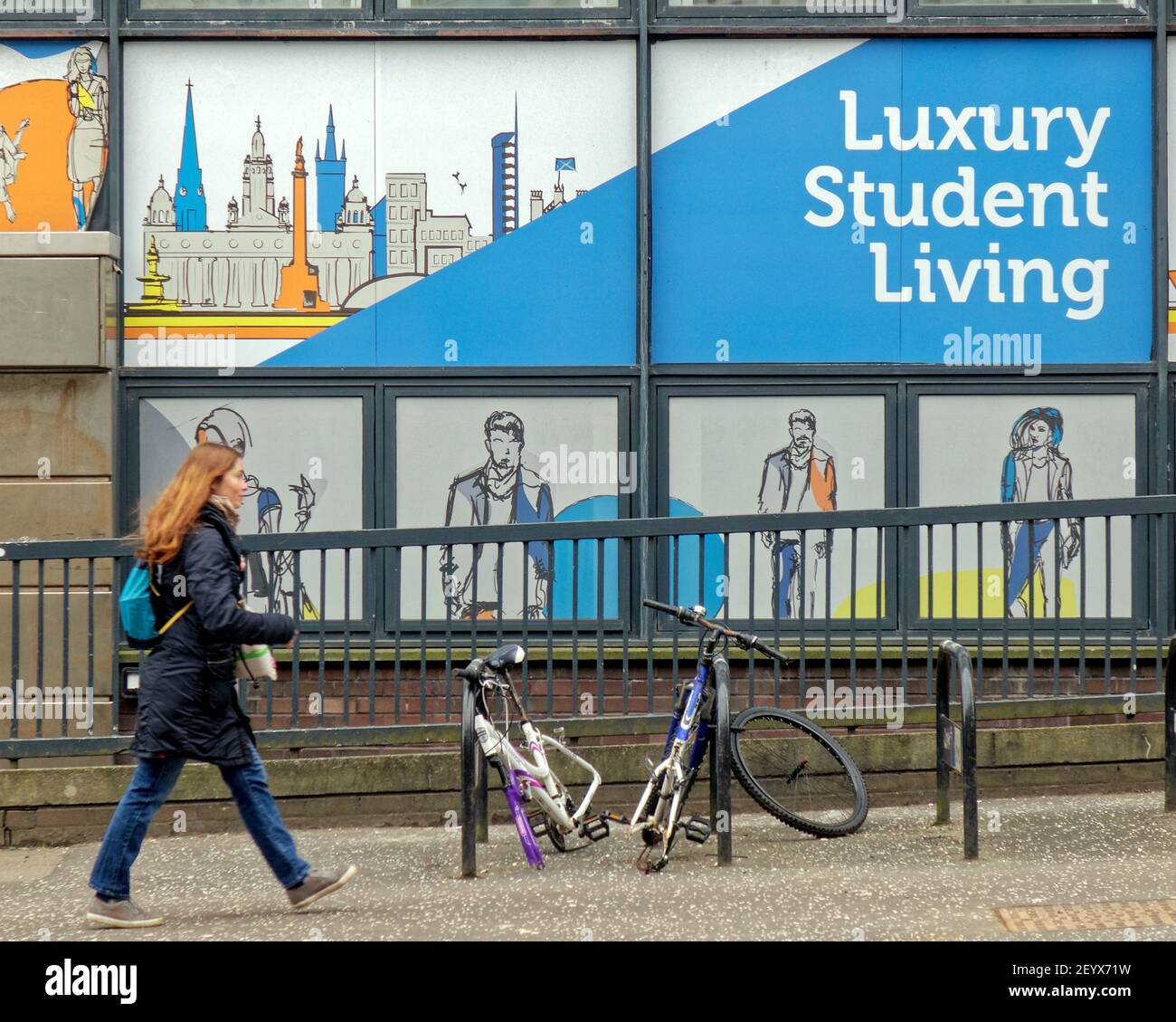Glasgow, Écosse, Royaume-Uni.le 6 mars 2021, Lockdown samedi a vu la dystopie croissante comme un centre-ville vide est devenu un refuge pour les graffitis et le vandalisme avec plus de personnes marchant seul que jamais, Un centre-ville vide devient de plus en plus rempli d'étudiants travaillant nosly en tant que conducteurs de deliveroo ayant un temps misérable malgré la promesse au départ.Credit Gerard Ferry/Alay Live News Banque D'Images
