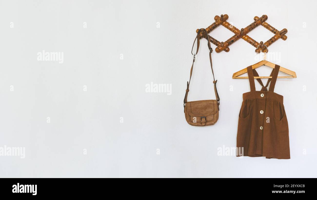 Mignonne Pepiniere Idees De Decoration Decoration De Chambre De Bebe Vetements En Coton Biologique Pour Tout Petits Suspendus Sur Le Porte Vetements Et Accessoires Retro Rustiques Blancs Photo Stock Alamy