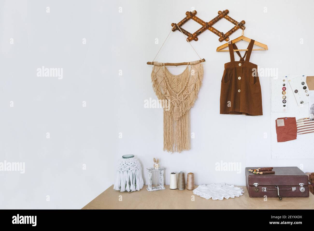 Mignonne Pepiniere Idees De Decoration Decoration De Chambre De Bebe Vetements En Coton Biologique Pour Tout Petits Suspendus Sur Le Porte Vetements Et Accessoires Retro Rustiques Blancs Photo Stock Alamy