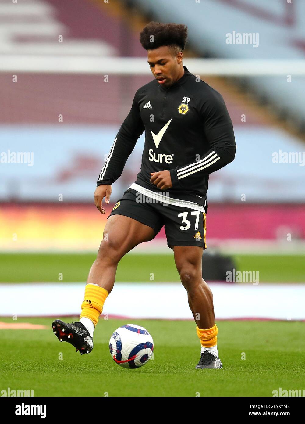 Adama Traore de Wolverhampton Wanderers s'échauffe avant le début du match de la Premier League à Villa Park, Birmingham. Date de la photo: Samedi 6 mars 2021. Banque D'Images