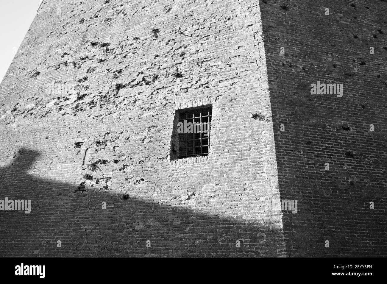 Une fenêtre avec des grilles de fer dans une prison médiévale (Marche, Italie, Europe) Banque D'Images