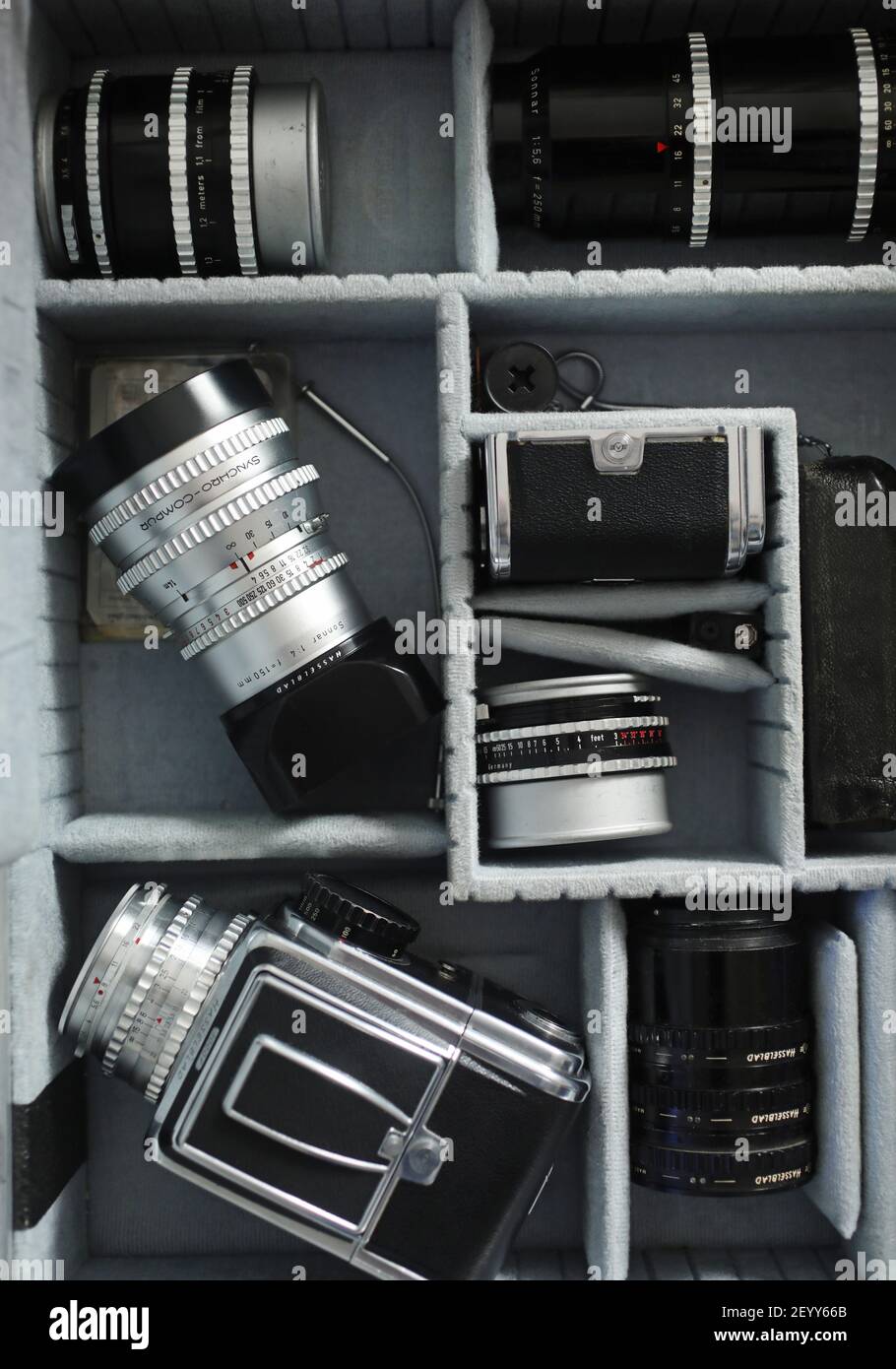 MOTALA, SUÈDE- 2 MARS 2021: Un ancien appareil photo avec, entre autres choses, un Hasselblad 1000F avec des objectifs associés. Photo Jeppe Gustafsson Banque D'Images