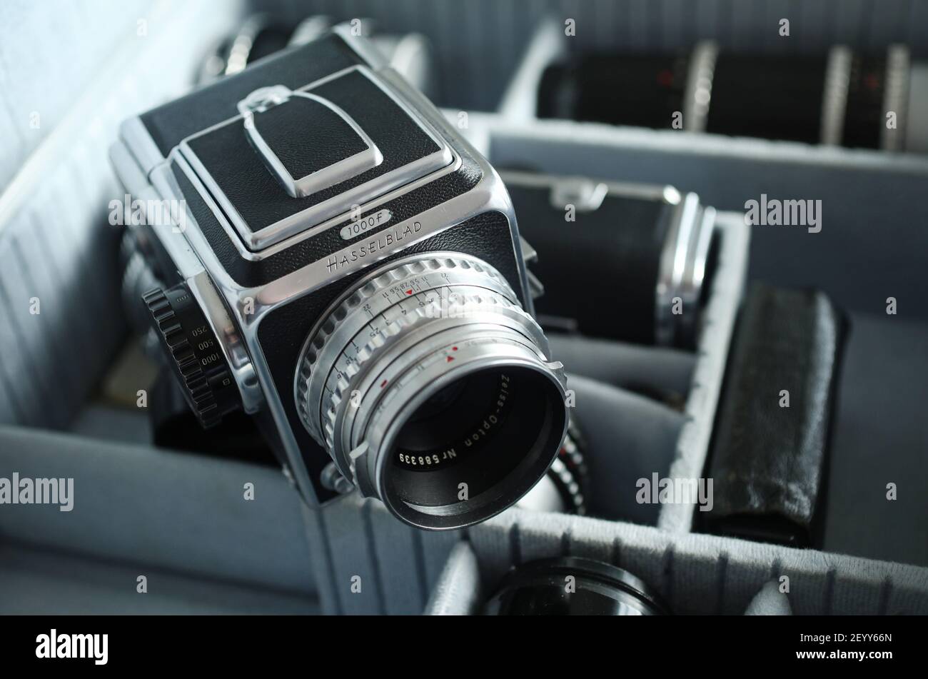 MOTALA, SUÈDE- 2 MARS 2021: Un ancien appareil photo avec, entre autres choses, un Hasselblad 1000F avec des objectifs associés. Photo Jeppe Gustafsson Banque D'Images