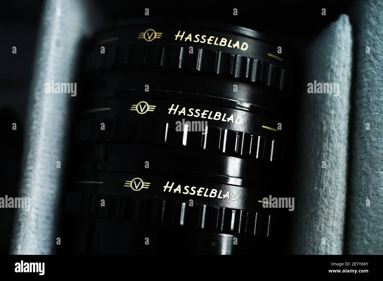 MOTALA, SUÈDE- 2 MARS 2021: Un ancien appareil photo avec, entre autres choses, un Hasselblad 1000F avec des objectifs associés. Photo Jeppe Gustafsson Banque D'Images