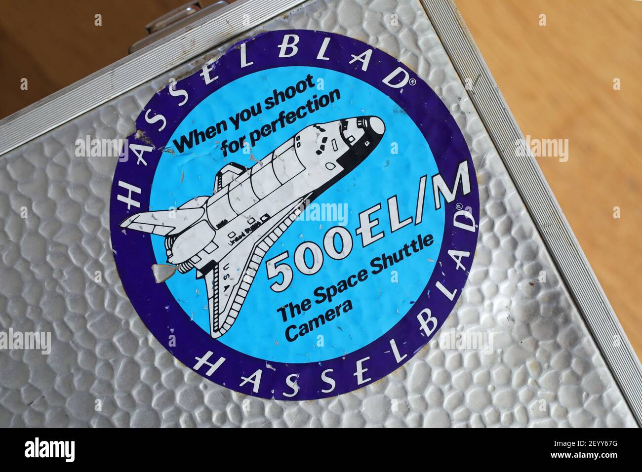 MOTALA, SUÈDE- 2 MARS 2021: Autocollant, avec le texte 'la navette spatiale', sur un vieux sac d'appareil photo avec des éléments d'appareil photo de Hasselblad. Photo Jeppe Gustafsson Banque D'Images