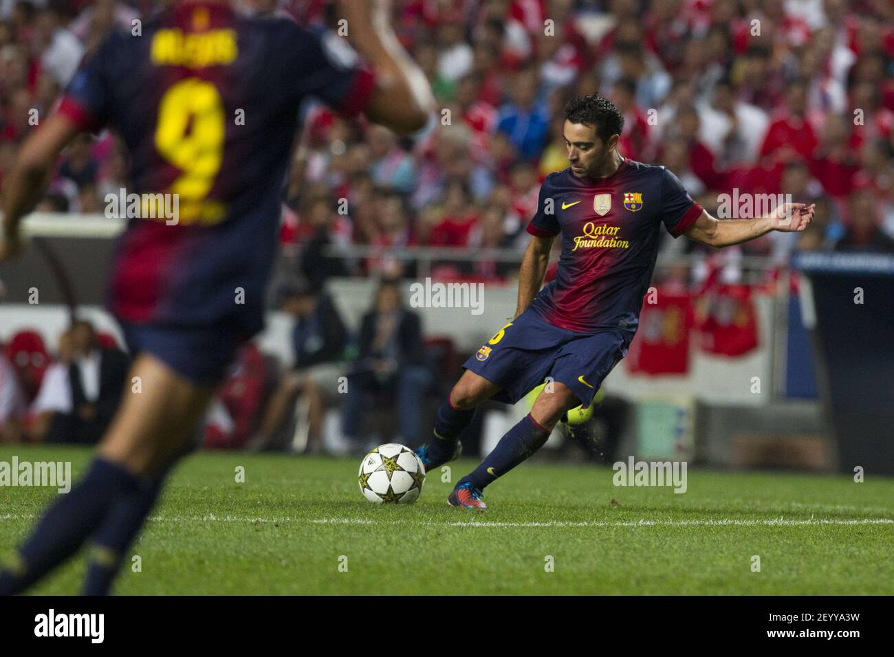 2 octobre 2012 - Lisbonne, Portugal - Xavi Hernandez FC Barcelona milieu de terrain tir le ballon pendant le match de football de la Ligue des champions de l'UEFA entre SL Benfica et FC Barcelone pour la scène de groupe - groupe D, au stade SL Benfica, Luz à Lisbonne. Crédit photo: Pedro Nunes/Sipa USA Banque D'Images