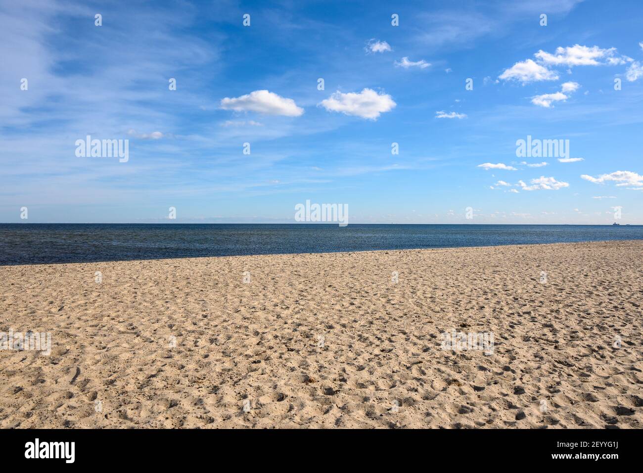 Plage de sable à Rewa, dans le nord de la Pologne. Rewa est une station touristique populaire sur la mer Baltique. Banque D'Images