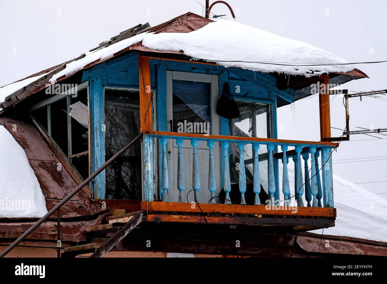 Bashkiria, Russie - 01.30.2021: Ancien balcon décré ouvert dans le village russe. Ciel d'hiver flou tout autour. Banque D'Images