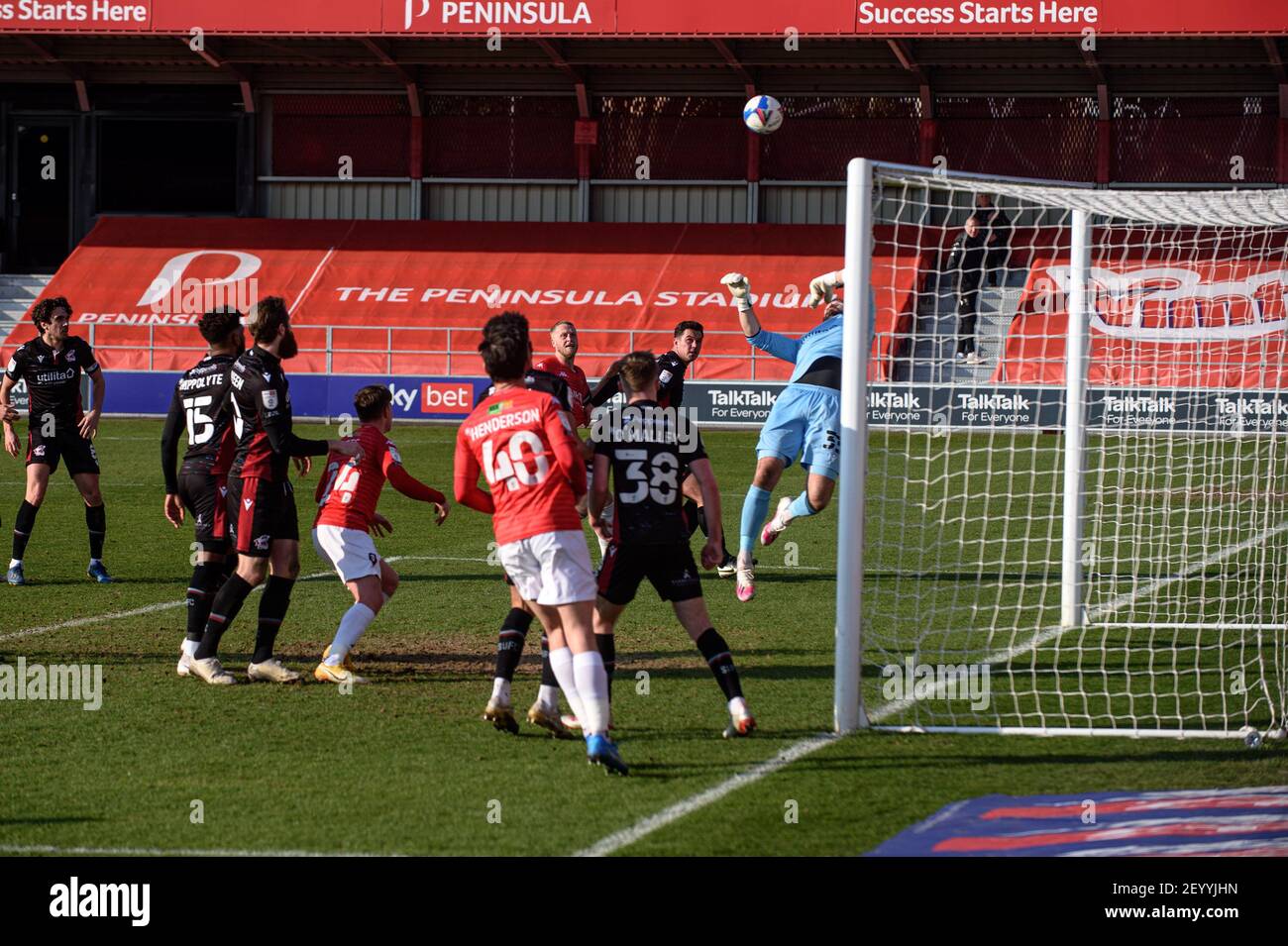 SALFORD, ANGLETERRE. 6 MARS : Mark Howard de Scunthorpe United ne fait pas de boule que pour Tom Clarke de Salford City FC pour marquer le but d'ouverture lors du match Sky Bet League 2 entre Salford City et Scunthorpe Uni à Moor Lane, Salford le samedi 6 mars 2021. (Credit: Ian Charles | MI News) Credit: MI News & Sport /Alay Live News Banque D'Images